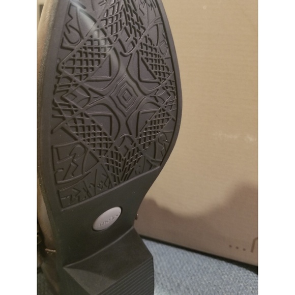 Brand new, never worn - Picture 3 of 4